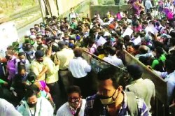 नालासोपारा स्थानकाबाहेर प्रवाशांची मोठी गर्दी