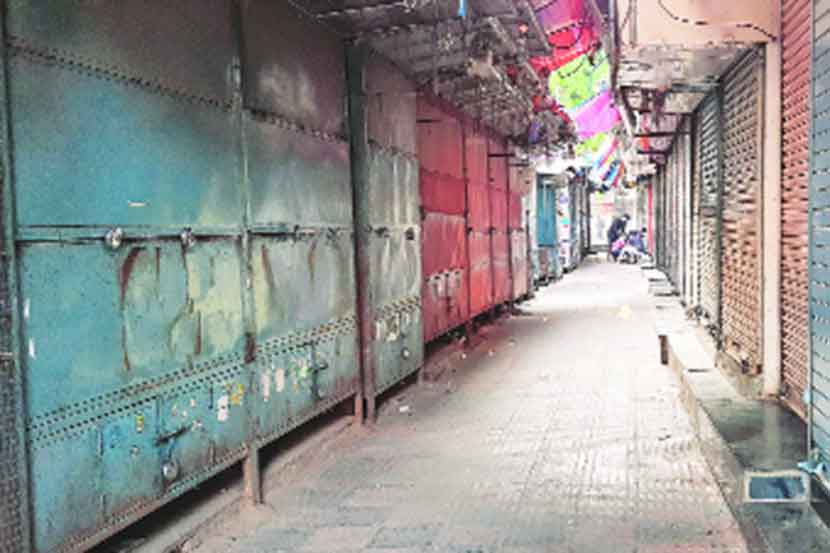 निर्बंधांच्या नावाखाली अघोषित टाळेबंदी