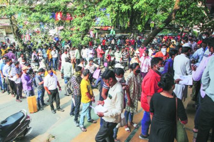 शहरातील अनेक रुग्णालये आणि के मिस्ट असोसिएशन ऑफ पुणे डिस्ट्रिक्ट कार्यालयांबाहेर रेमडेसिविर इंजेक्शन खरेदीसाठी अशा रांगा लागत आहेत.