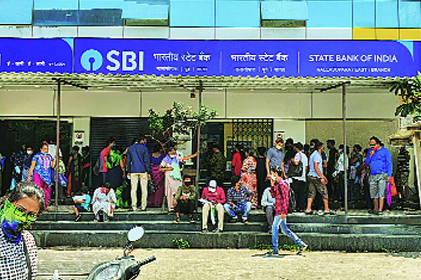 टाळेबंदीच्या भीतीने गर्दी