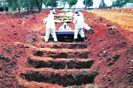 विश्वाचे वृत्तरंग : आत्मसंतुष्टतेची  किंमत…