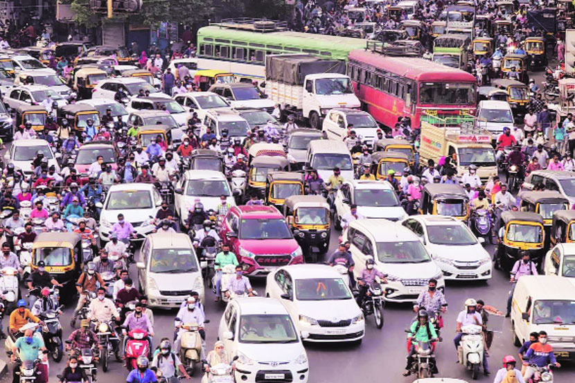 कठोर निर्बंधास शनिवारपासून सुरुवात झाल्यानंतर अनेकांना सायंकाळी सहाच्या आत घरात पोहोचायचे असल्याने मोठय़ा संख्येने रस्त्यावर वाहने आली. स्वारगेट येथील देशभक्त केशवराव जेधे चौकात शनिवारी कोंडी झाली होती.