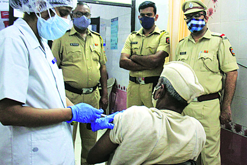 ठाणे कारागृहातील कैद्यांनाही लस ठाणे कारागृहातील कैद्यांनाही लस