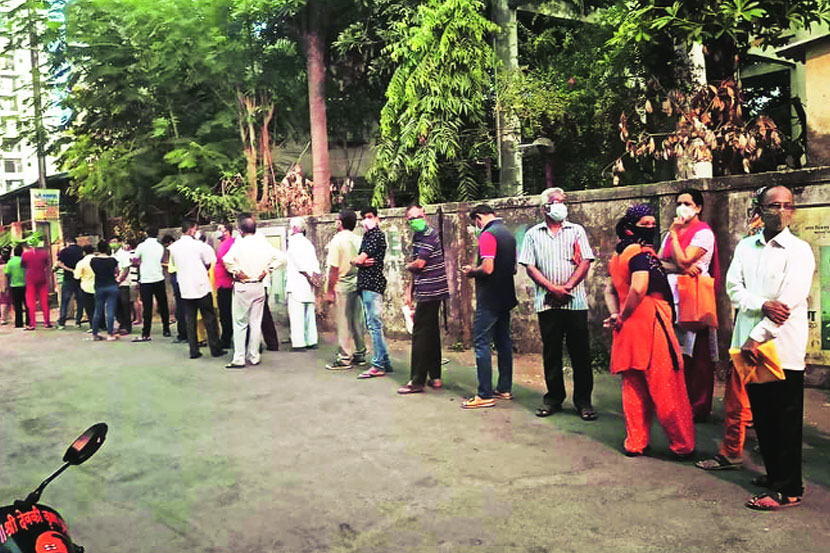 वसई-विरारमध्ये लसीकरणासाठी मध्यरात्रीपासून रांगा