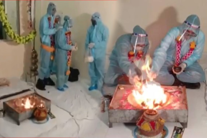 Video : लग्नाच्या एक दिवसआधीच नवरा Covid Positive आल्याने PPE कीट घालून घेतले साप्तपदी