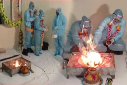 Video : लग्नाच्या एक दिवसआधीच नवरा Covid Positive आल्याने PPE कीट घालून घेतले साप्तपदी