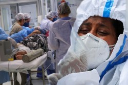 तेरा मुझसे है पहले का नाता कोई… मरणासन्न आईसाठी व्हिडीओ कॉलवर मुलानं गायलं गाणं, डॉक्टरलाही अश्रू अनावर