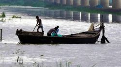 VIDEO: भरदिवसा ब्रीजवरुन नदीत फेकला करोना रुग्णाचा मृतदेह; धक्कादायक घटना कॅमेऱ्यात कैद