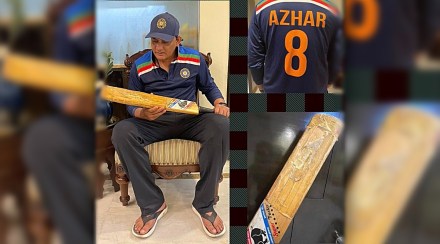 Mohammed azharuddin showed his bat to the fans which he sets world record