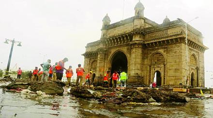 ‘गेट वे ऑफ इंडिया’च्या तटबंदीला धक्का