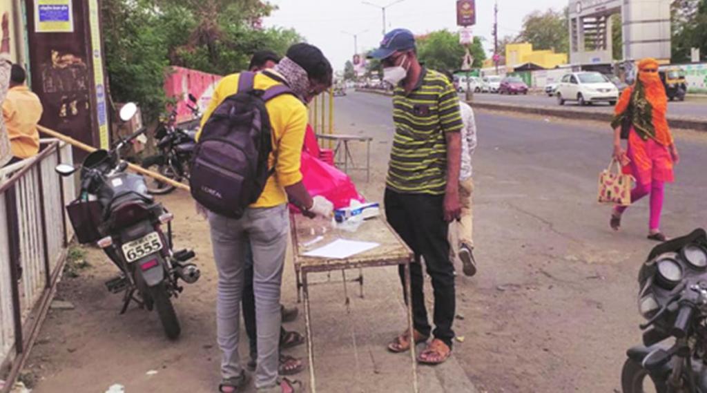 विनाकारण फिरणाऱ्यांची रस्त्यातच अँटीजेन चाचणी