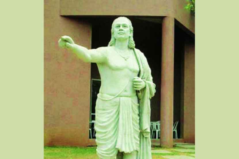 ‘आयुका’ (पुणे) आवारातील आर्यभट- प्रतिमाशिल्प