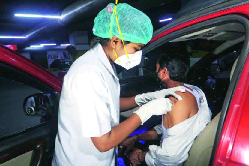 पहिल्या दिवशी १४६ जणांना गाडीत लस पहिल्या दिवशी १४६ जणांना गाडीत लस
