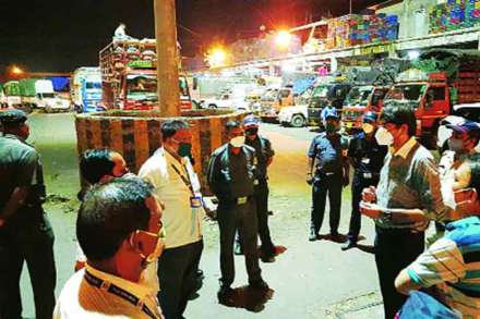 करोना चाचणीनंतरच वाहतूकदारांना प्रवेश करोना चाचणीनंतरच वाहतूकदारांना प्रवेश