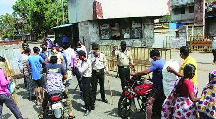 बाजार समितीत दुचाकींना जाऊ देण्यात आले. तसेच प्रत्येकाची तपासणी करण्यात येत होती. 