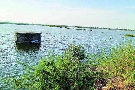 संरक्षित तलावात मत्स्यपालन ठेका देण्याचा घाट