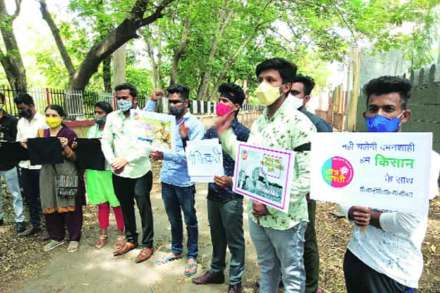 नाशिक येथे छात्रभारती आणि राष्ट्र सेवा दलाच्या वतीने दिल्ली सीमेवरील शेतकरी आंदोलनास पाठिंब्यासाठी आणि केंद्र सरकारच्या निषेधार्थ निदर्शने करण्यात आली.