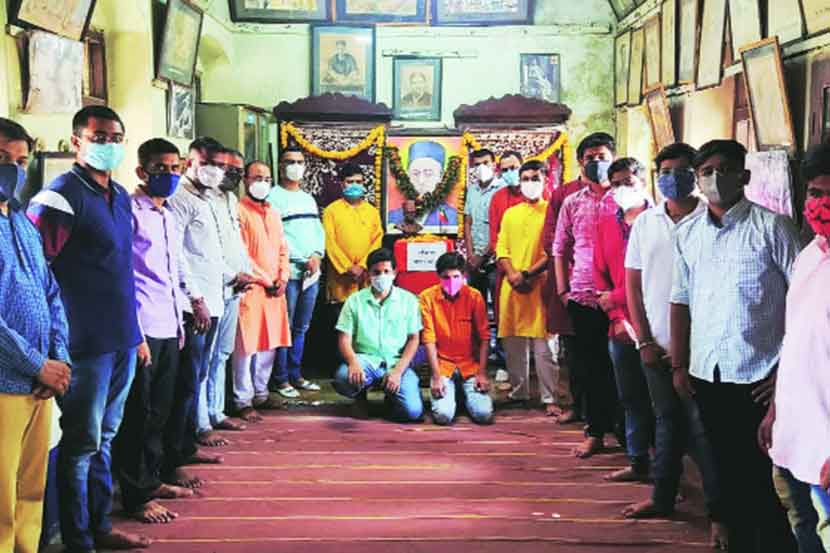 नाशिक येथे स्वातंत्र्यवीर सावरकर यांना जयंतीनिमित्त त्यांच्या अभिनव भारत मंदिरात अभिवादन करण्यात आले. यावेळी अनेक सावरकरप्रेमी उपस्थित होते.