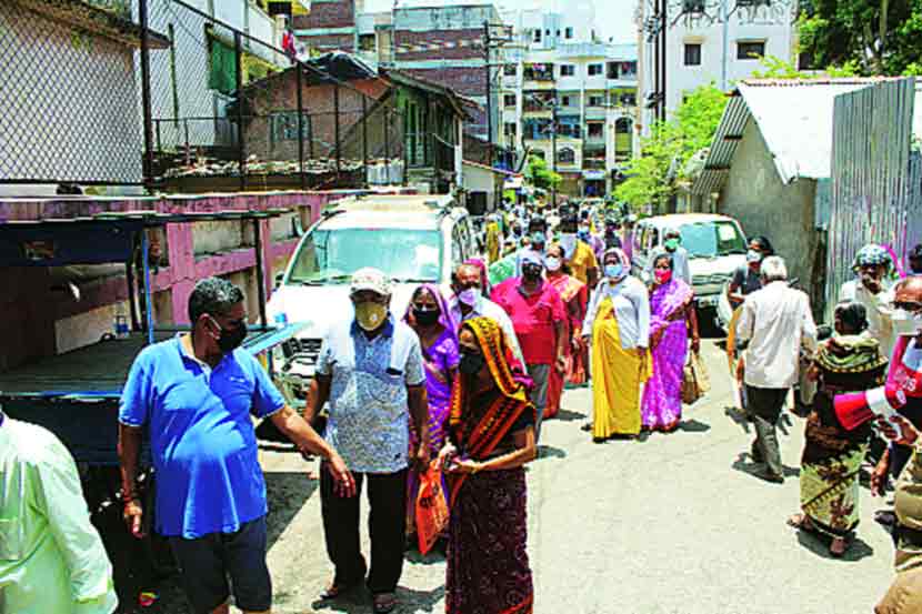 पंचवटीतील इंदिरा गांधी रुग्णालयात लसीकरणासाठी ज्येष्ठांची रांग