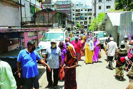 पंचवटीतील इंदिरा गांधी रुग्णालयात लसीकरणासाठी ज्येष्ठांची रांग