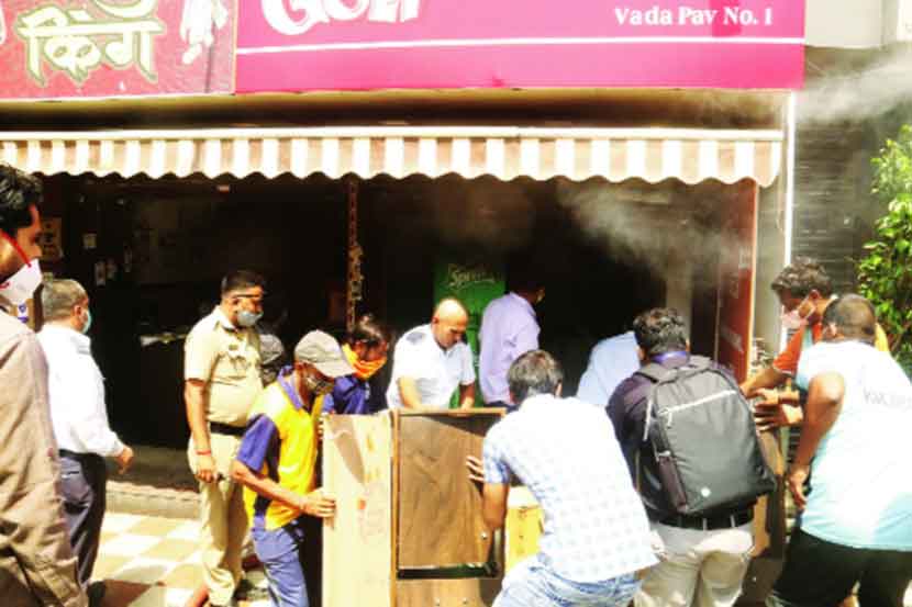मध्यवर्ती बस स्थानकासमोरील दुकानातून धूर येऊ लागल्यानंतर अग्निशमन कर्मचाऱ्यांसह इतरांनी त्वरित दुकानातील सामान बाहेर काढले