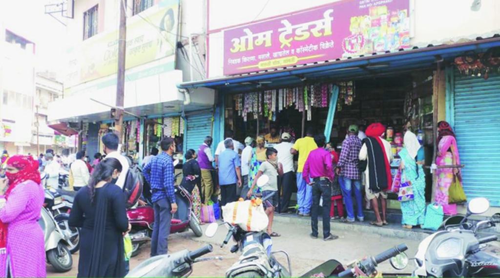 टाळेबंदीमुळे किराणा मालाच्या खरेदीसाठी ग्राहकांची उडालेली झुंबड.
