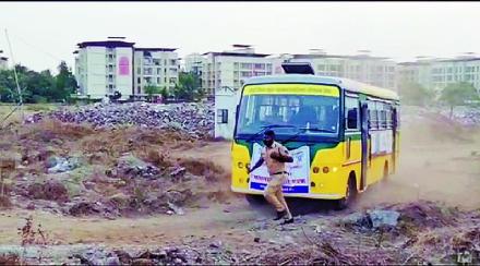विनाकारण बाहेर फिरणाऱ्यांची पळापळ