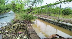 नैसर्गिक नाला बुजविल्याने गालतरे रस्त्याला धोका