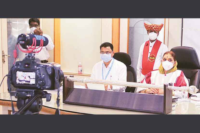 पिंपरीच्या महापौर माई ढोरे यांनी त्यांच्या कार्यालयातून सभेचे संचालन केले. 