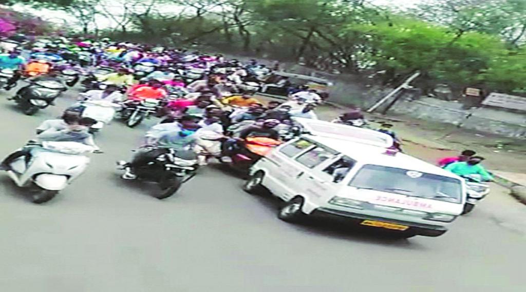 कठोर निर्बंधात गुंडाच्या अंत्यविधीसाठी गर्दी