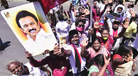 निकालानंतर द्रमुक-कार्यकत्र्यांचा ‘विना-मुखपट्टी’ जल्लोष!