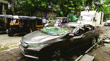 ठाण्यात झाडांच्या फांद्या पडून अनेक वाहनांचे नुकसान झाले.