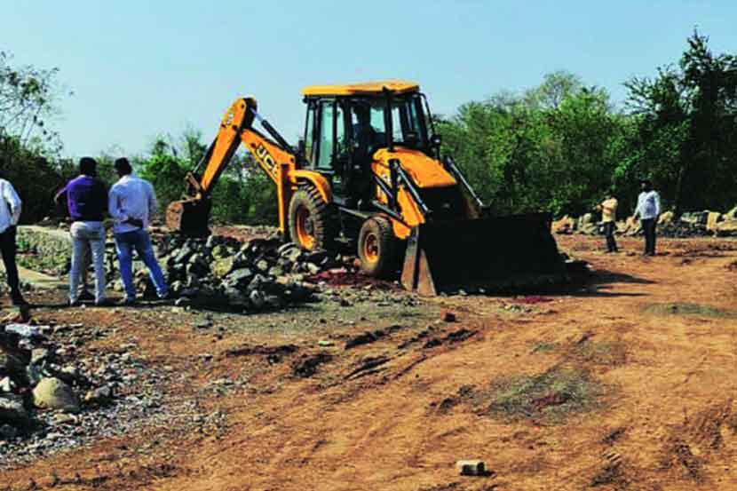 डोंबिवलीत देवीचापाडा येथे खारफुटी तोडून चाळी बांधण्यासाठी तयार केलेला भराव.