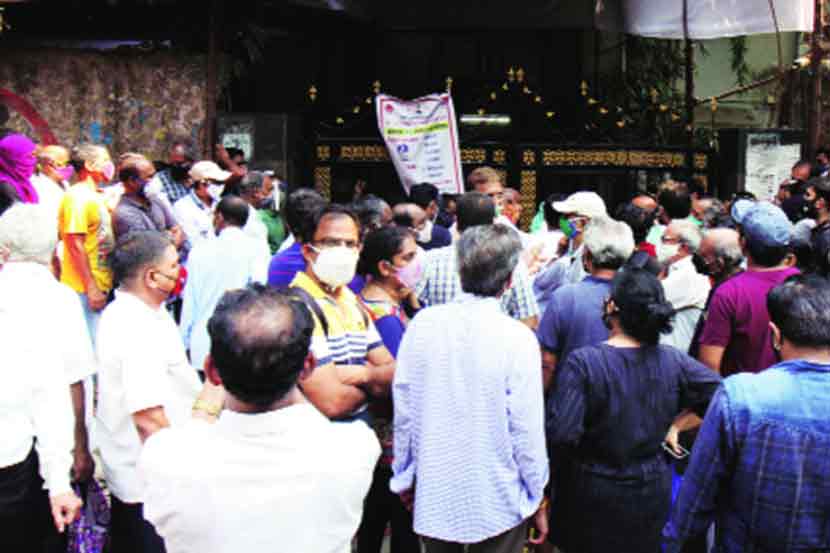 दठाणे जिल्हा शासकीय रुग्णालयात कोव्हॅक्सिनची दुसरी मात्रा घेण्यासाठी गुरुवारी पहाटे तीन वाजल्यापासून ज्येष्ठ नागरिकांनी रांगा लावल्या होत्या. मात्र या रुग्णालयात केवळ १८ ते ४४ वयोगटातील तरुणांनाच लस देण्यात येणार असल्याचे समजताच ज्येष्ठ नागरिकांनी या रुग्णालयाबाहेर गोंधळ घातला.