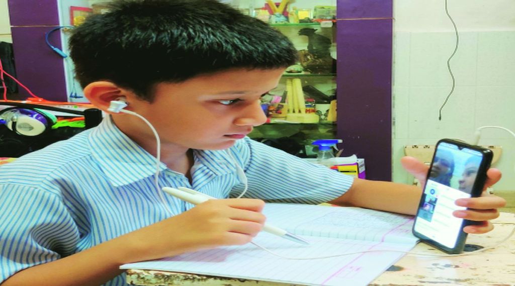 विद्यार्थ्यांना मोबाईल रिचार्जसाठी महिना ५०० रुपये?