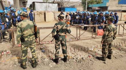 Delhi Police deployed at Singhu border.