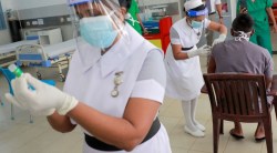 कहर… गप्पा मारता मारता नर्सने पाच मिनिटांमध्ये एकाच व्यक्तीला दिले करोना लसीचे दोन डोस