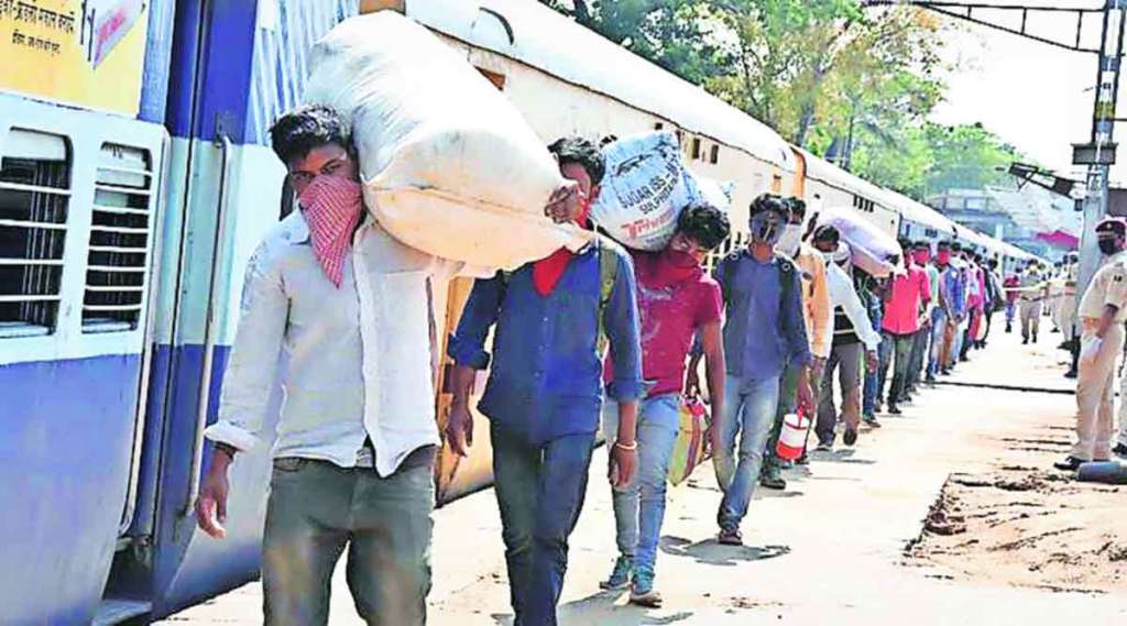 शहर सोडून जाणाऱ्या कामगारांची अशी अनेक छायाचित्रे गेल्या वर्षी दिसली.. परंतु त्यापैकी किती जण आपापल्या कामाच्या ठिकाणी परतू शकले? किती उद्योग सुरू होऊ शकले?