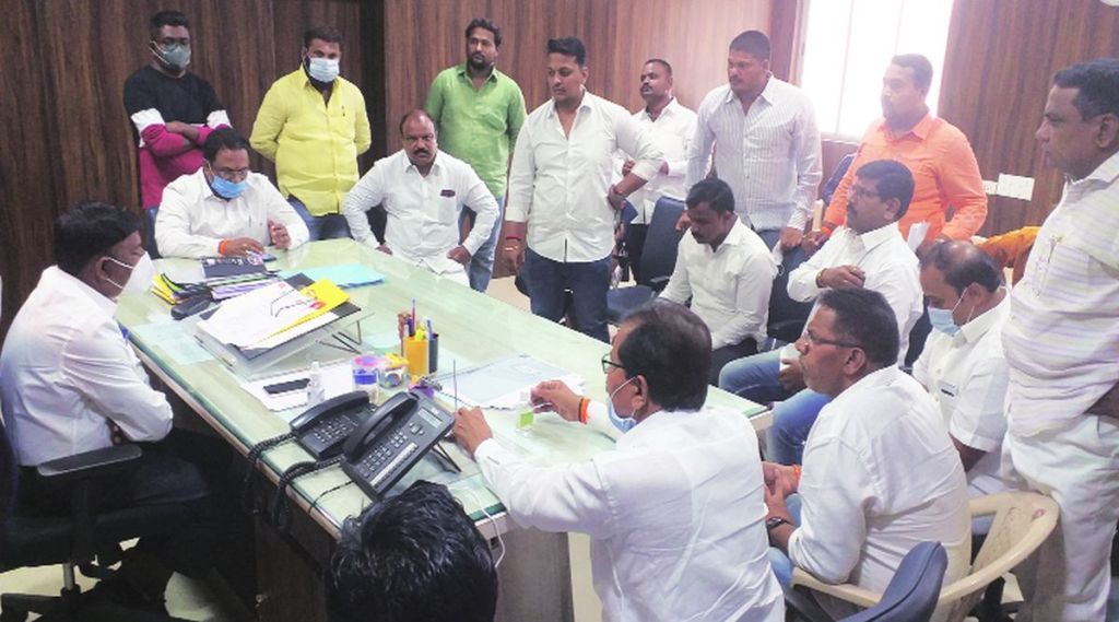 शिवसेना नगरसेवकांचा आयुक्तांना घेराव
