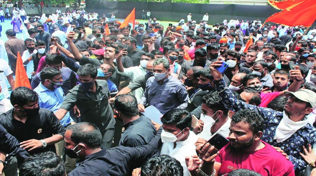आंदोलन संपल्यानंतर खासदार संभाजीराजे यांची छबी टिपण्यासाठी तसेच सेल्फीसाठी झालेली गर्दी (छाया-यतीश भानू)