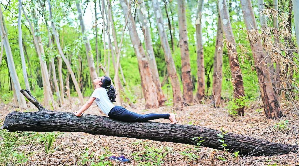 नाशिक येथे योग दिनानिमित्त आयोजित  उपक्रमात सहभागी विद्यार्थिनी.
