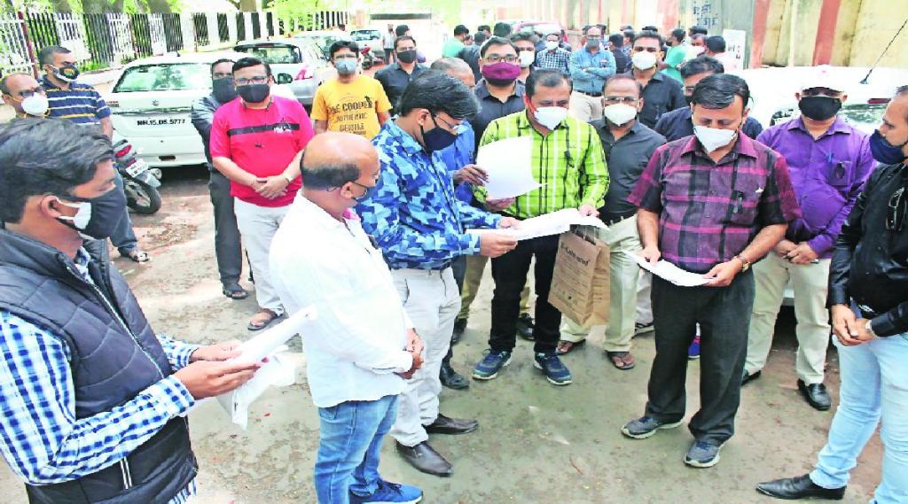जिल्हाधिकारी कार्यालयासमोर आंदोलन प्रसंगी खासगी शिकवणीवर्ग संचालक