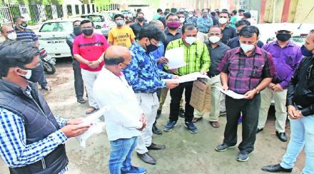 जिल्हाधिकारी कार्यालयासमोर आंदोलन प्रसंगी खासगी शिकवणीवर्ग संचालक