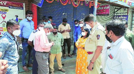 परवानगी नसताना व्यवसाय सुरू केल्याप्रकरणी कारवाई करीत असताना  महापालिका, पोलीस आणि महसूलचे संयुक्त पथक.