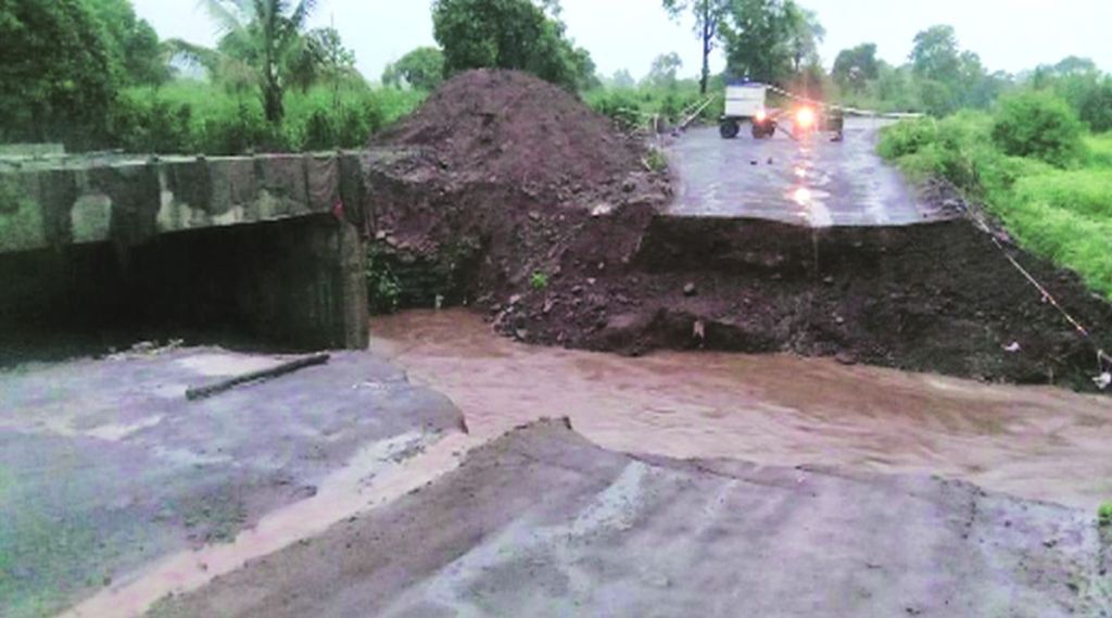 कोल्हापूर-गारगोटी मार्गावर पर्यायी पुलाचा भराव वाहून गेला.