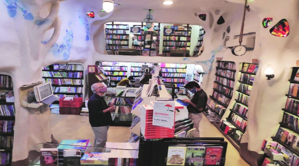 निर्बंध शिथिल झाल्यानंतर पुस्तकांच्या दुकानांमध्ये वाचक खरेदीसाठी येत आहेत.