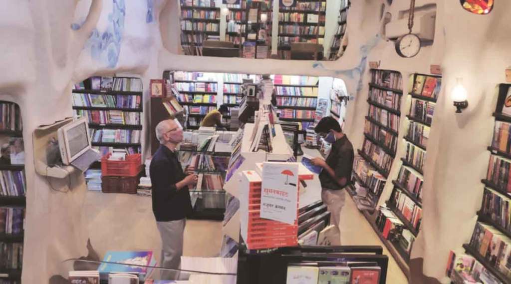 पुस्तकांच्या दुकानांमध्ये पुन्हा लगबग