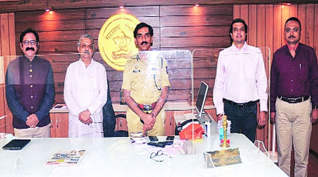 करोना काळातील अवघड परिस्थितीत नागरिकांना विश्वास देत आपले कर्तव्य पार पाडणाऱ्या पुणे पोलीस दलाला रोहन प्रकाशन आणि पुण्यभूषण फाउंडेशनतर्फे एक हजार पुस्तकांची विशेष भेट मंगळवारी देण्यात आली. हेमंत नाईक, डॉ. सतीश देसाई, अमिताभ गुप्ता, रोहन चंपानेरकर आणि मितेश घट्टे या वेळी उपस्थित होते. 