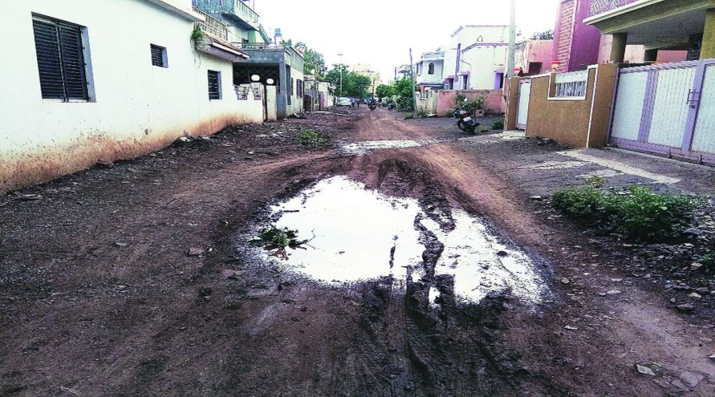 सटाणा शहरात चिखलयुक्त झालेले रस्ते. (छायाचित्र - नितीन बोरसे)