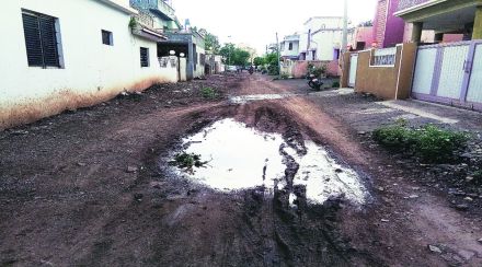 सटाणा शहरात चिखलयुक्त झालेले रस्ते. (छायाचित्र - नितीन बोरसे)